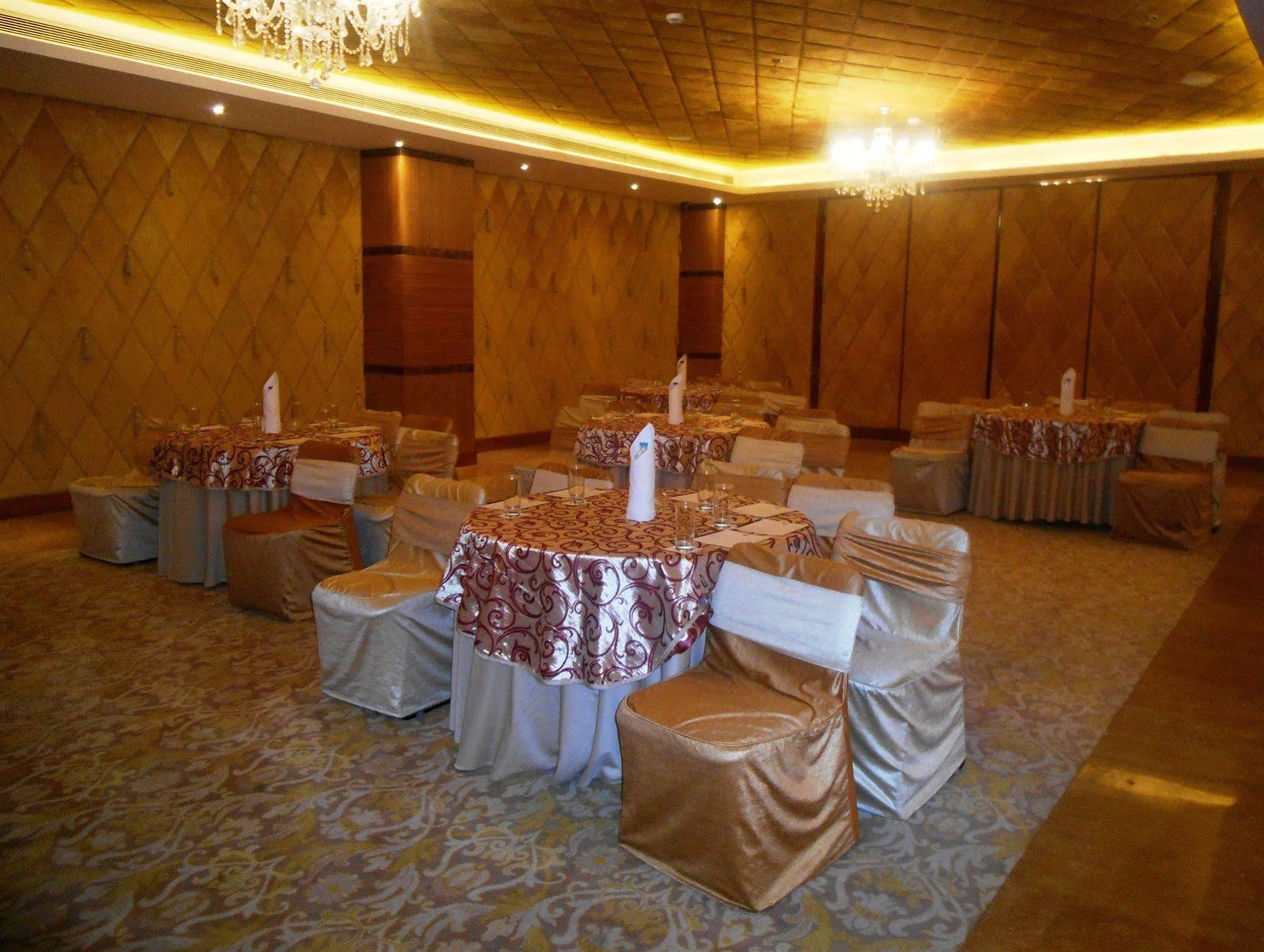 Country Inn & Suites By Radisson, Meerut Extérieur photo